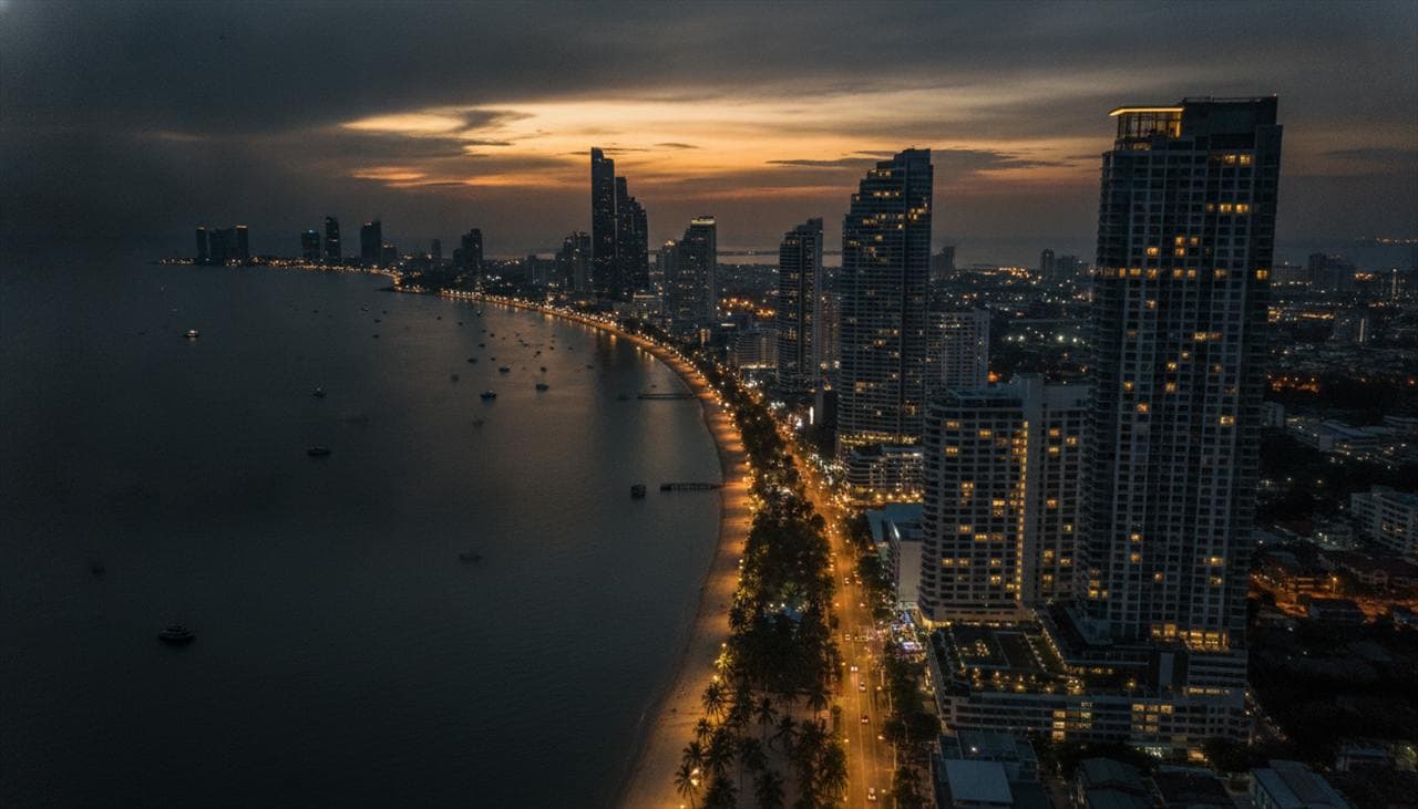 Widok z lotu ptaka na zatokę Pattaya i panoramę miasta o zmierzchu